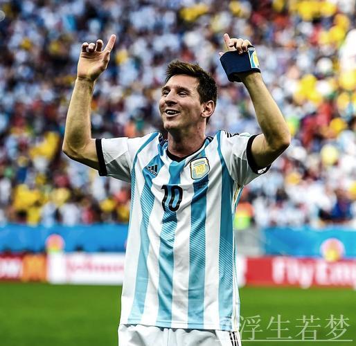 世界杯足球赛场上的梅西与少年球员